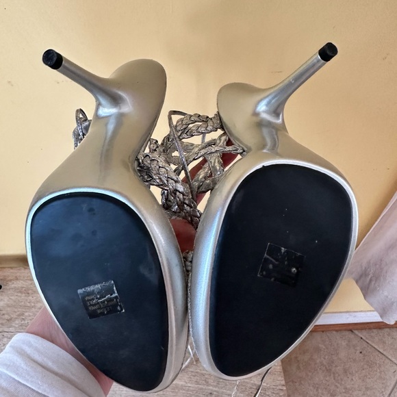 j. RENEE Luxe - Picture 11 of 12